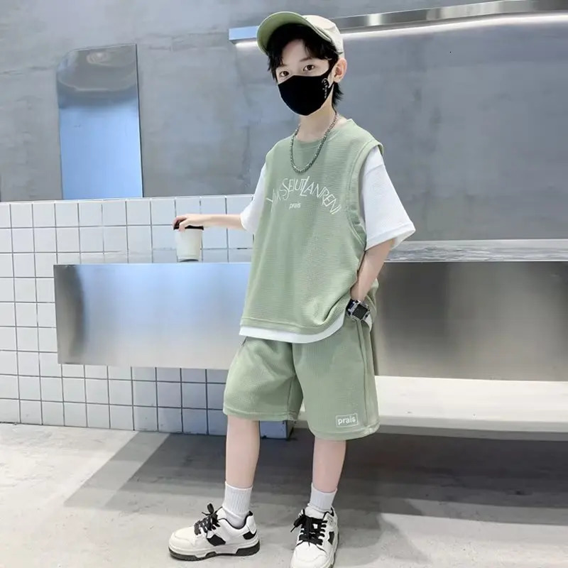 Summer Teenage Boy Clothes Set Letter Patchwork Tshirts and Shorts 2 Pieces Suit Childrens Short Sleeve Top Bottom Tracksuit 240701