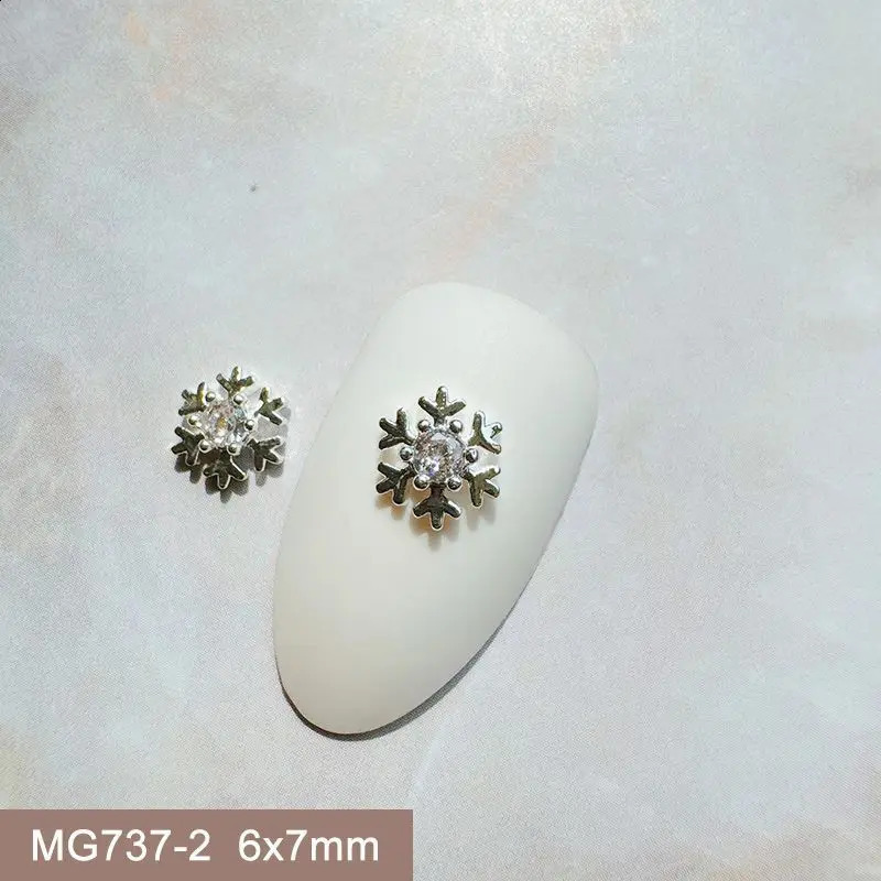 10pcs Zircon Alloy Christmas Wreath Snowflakes Nail Art Pearl Metal Manicure Nails Accessories DIY Decorations Supplies Charms 240701