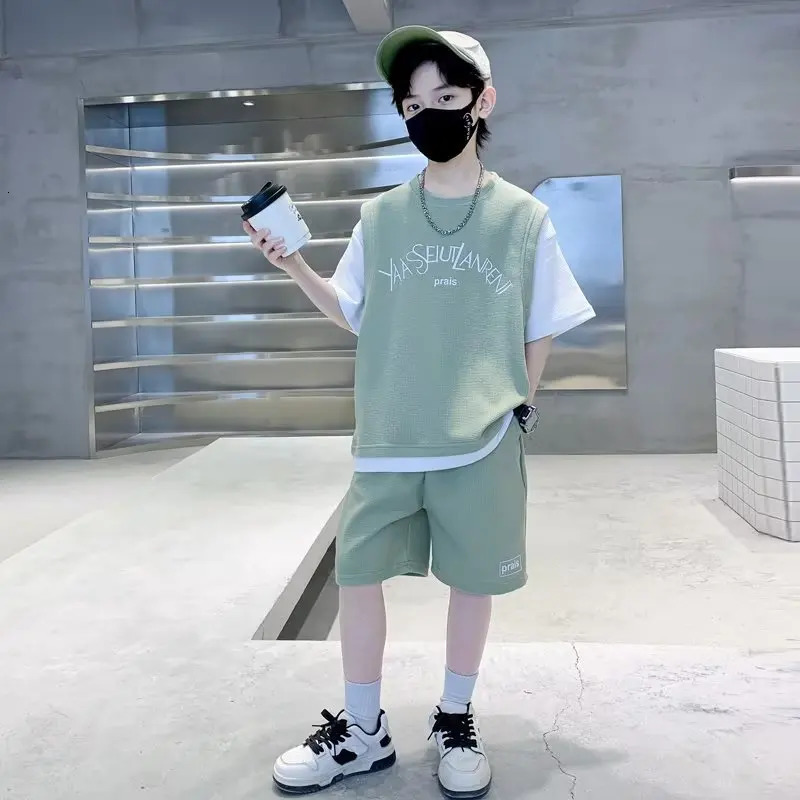 Summer Teenage Boy Clothes Set Letter Patchwork Tshirts and Shorts 2 Pieces Suit Childrens Short Sleeve Top Bottom Tracksuit 240701