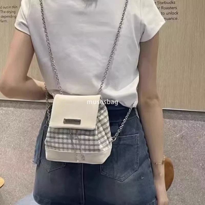 Fashionable women's high-end original design chain classic leisure large capacity backpack new college style high-end feeling simple and versatil