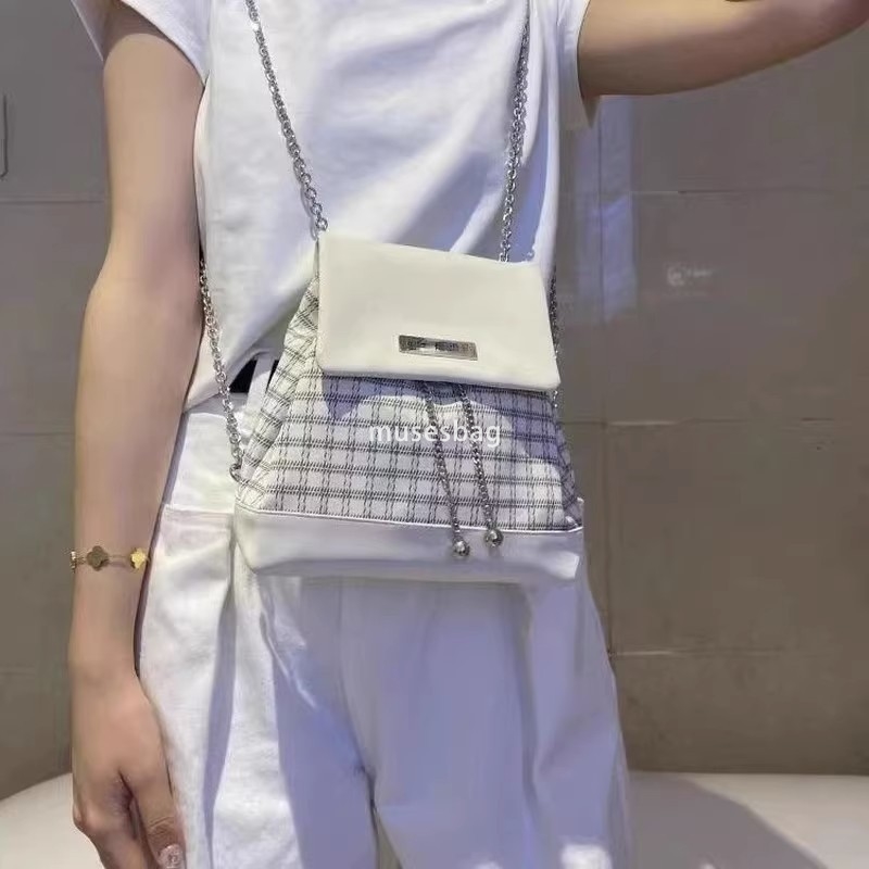 Fashionable women's high-end original design chain classic leisure large capacity backpack new college style high-end feeling simple and versatil
