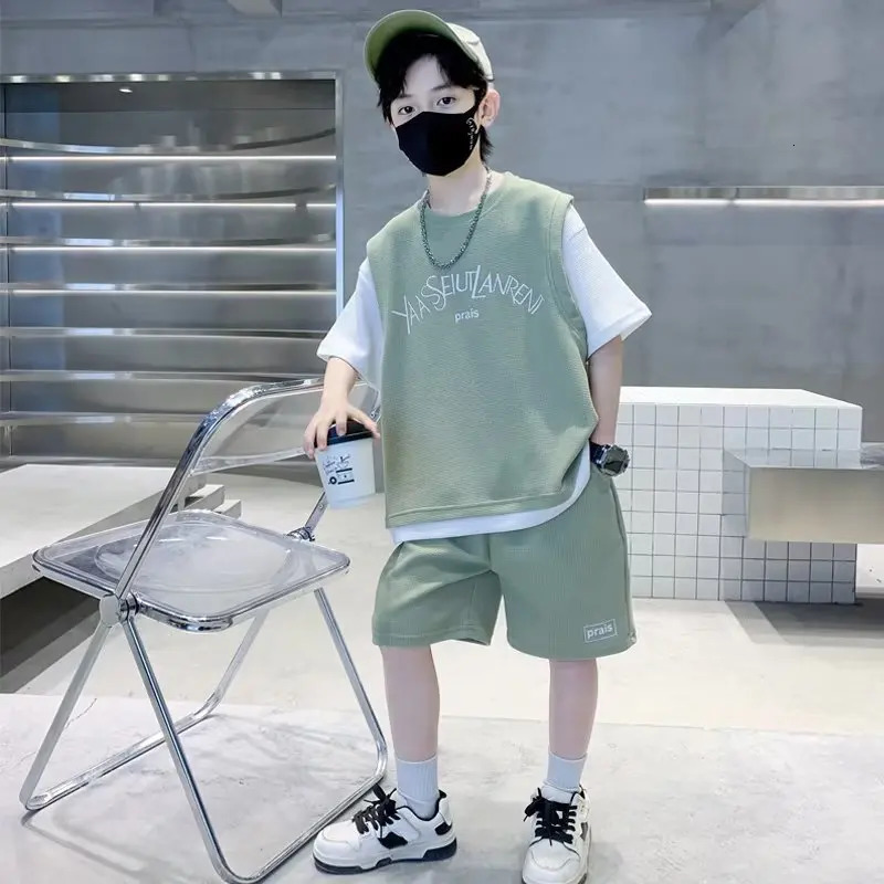 Summer Teenage Boy Clothes Set Letter Patchwork Tshirts and Shorts 2 Pieces Suit Childrens Short Sleeve Top Bottom Tracksuit 240701