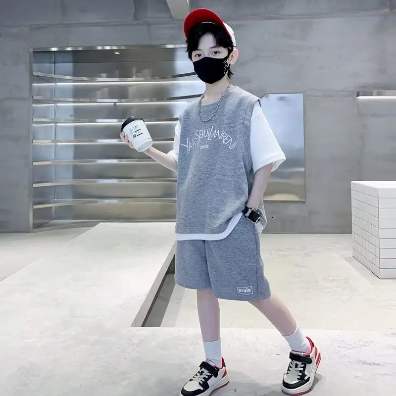 Summer Teenage Boy Clothes Set Letter Patchwork Tshirts and Shorts 2 Pieces Suit Childrens Short Sleeve Top Bottom Tracksuit 240701