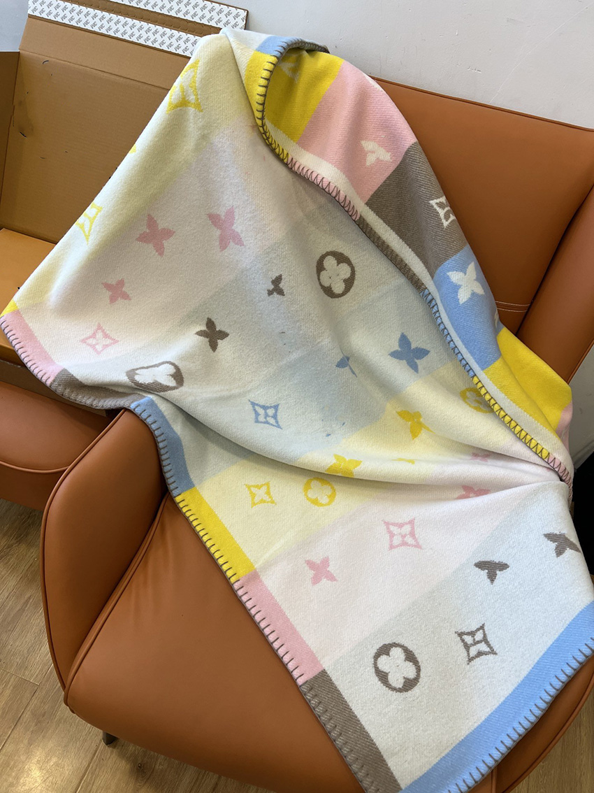 Designer V True Wool Cashmere Thermal Blanket Size 100*140Cm Children And Baby Blankets Indoor Outdoor Classic Alphabet Pattern Car Travel Gift s