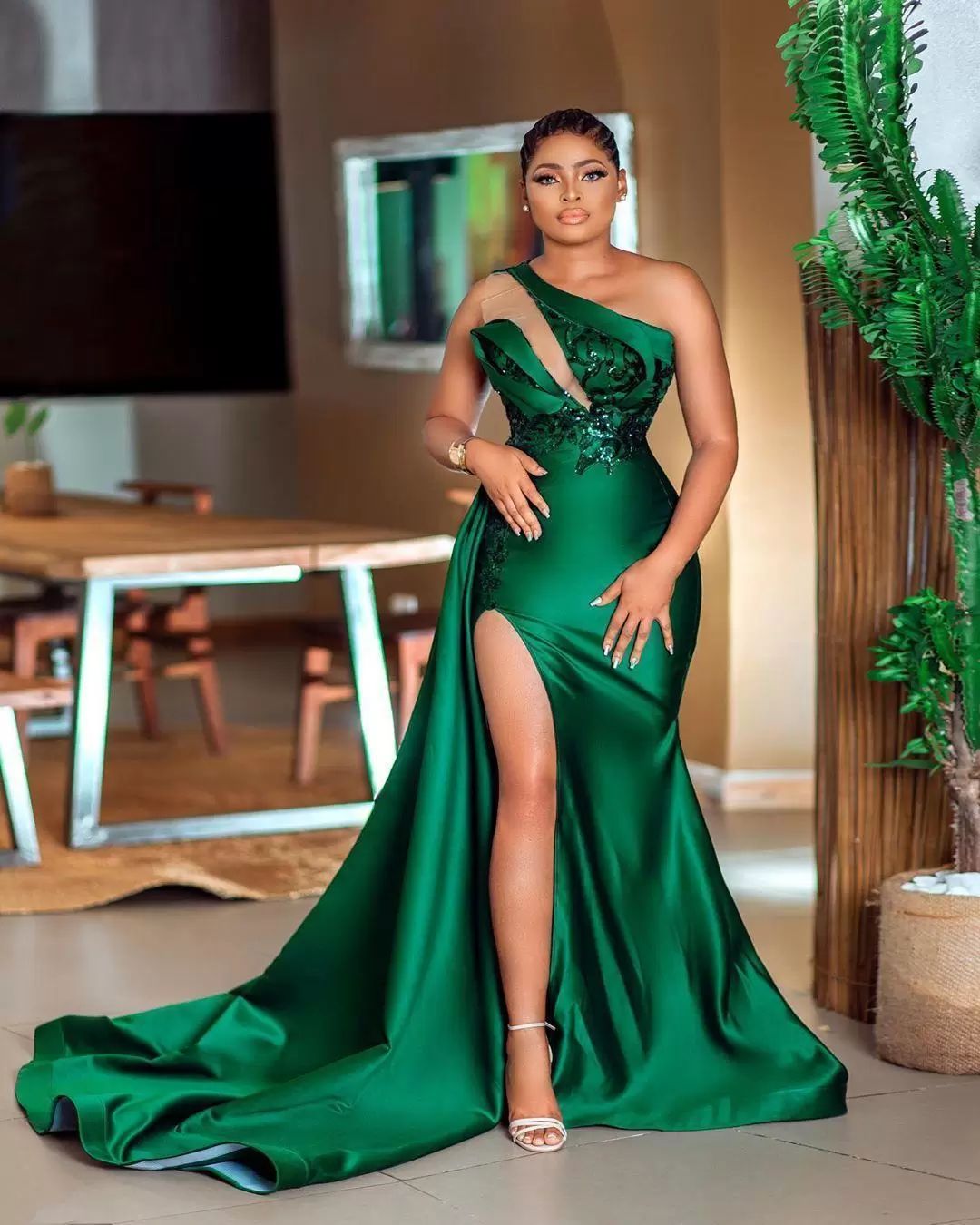 One Shoulder Mermaid Prom Dresses Side Slit Sequins Delicate Emerald Green Evening Formal Dress For Women Slim Fitted Satin Special Occasion Gown
