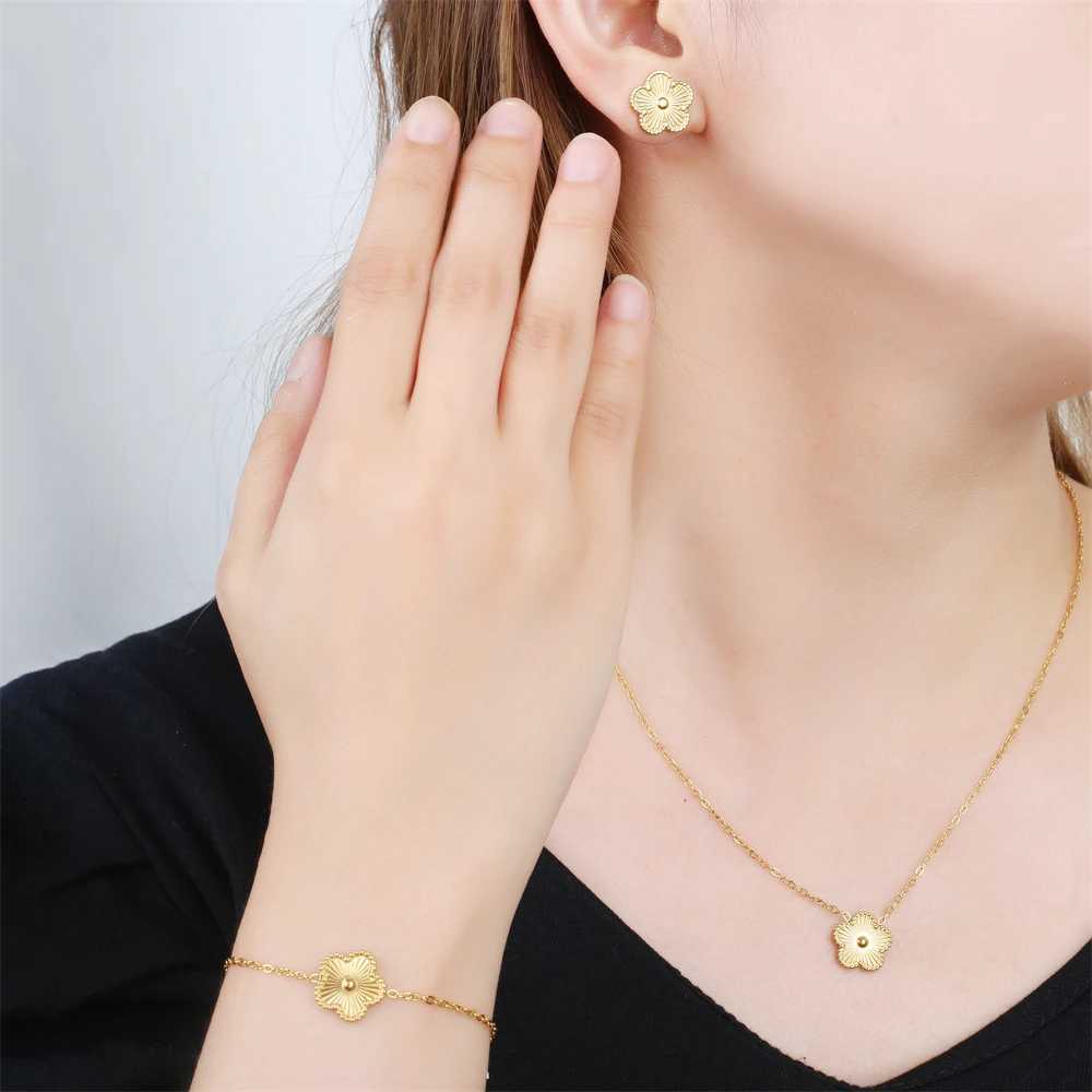 Bracelet Earrings Necklace Shining Plum Blossom Plant Five Leaf Plant Single Flower Jewellery Bracelet Necklace Earrings Set Ladies Stainless Steel Cl
