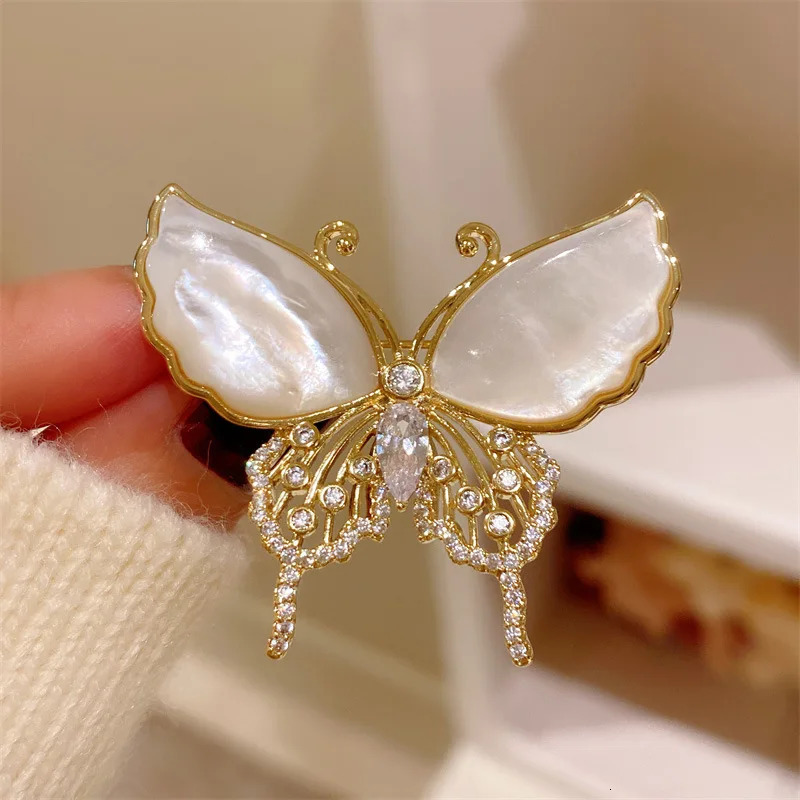 Elegant Shell Butterfly Brooch for Women and Men Suit Pins Evening Party Jewelry Birthday Mothers Day Gift 240701