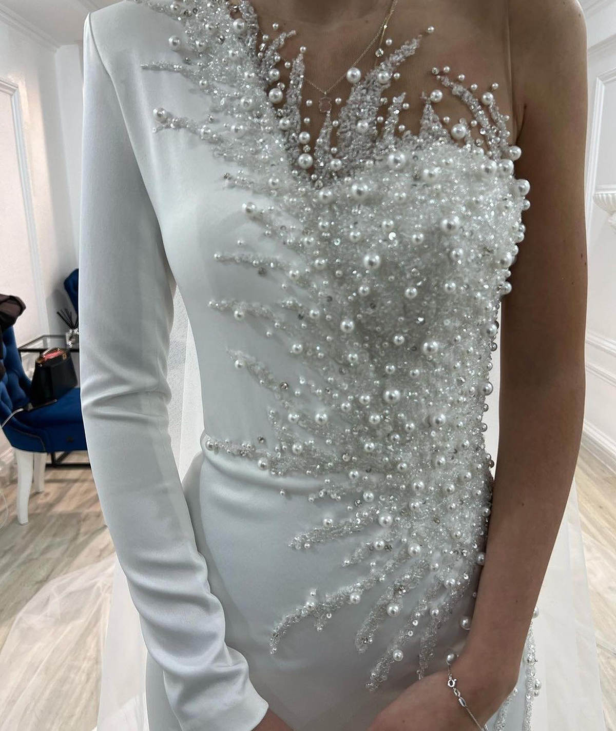 Distinctive Mermaid Wedding Dress With Veil Pearls Beaded One ShoulderLong Sleeve Bride Gowns Sweep Train Satin Bridal Dresses