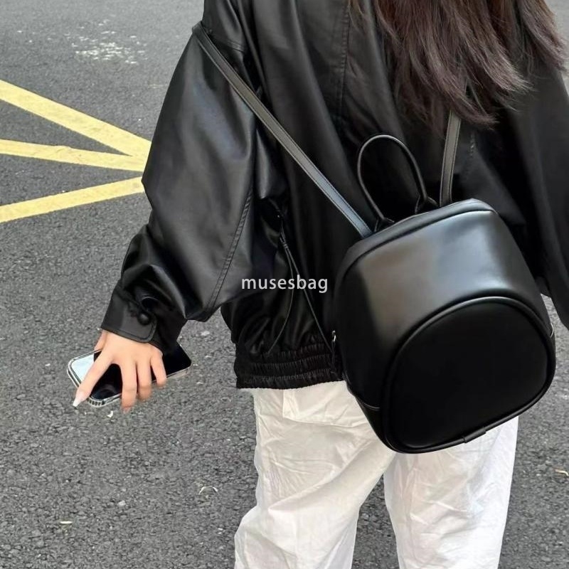 Korean women's designer Instagram style niche backpack for commuting lightweight small backpack for summer outings fashionable and minimalist sin