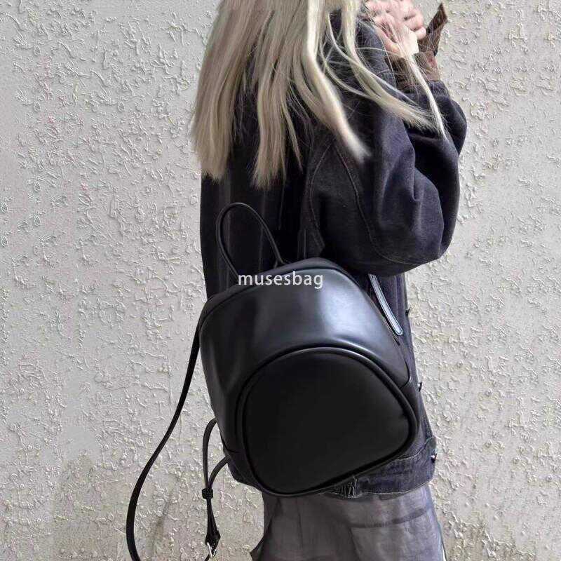 Korean women's designer Instagram style niche backpack for commuting lightweight small backpack for summer outings fashionable and minimalist sin