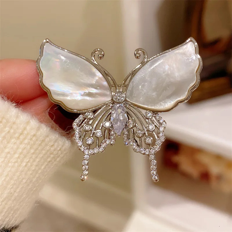 Elegant Shell Butterfly Brooch for Women and Men Suit Pins Evening Party Jewelry Birthday Mothers Day Gift 240701