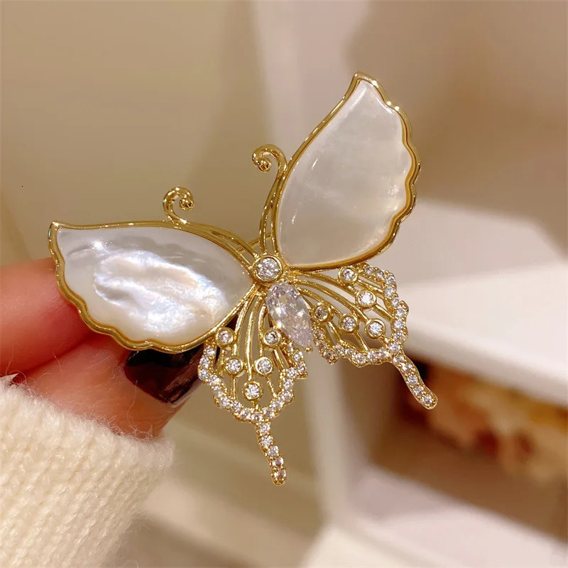Elegant Shell Butterfly Brooch for Women and Men Suit Pins Evening Party Jewelry Birthday Mothers Day Gift 240701