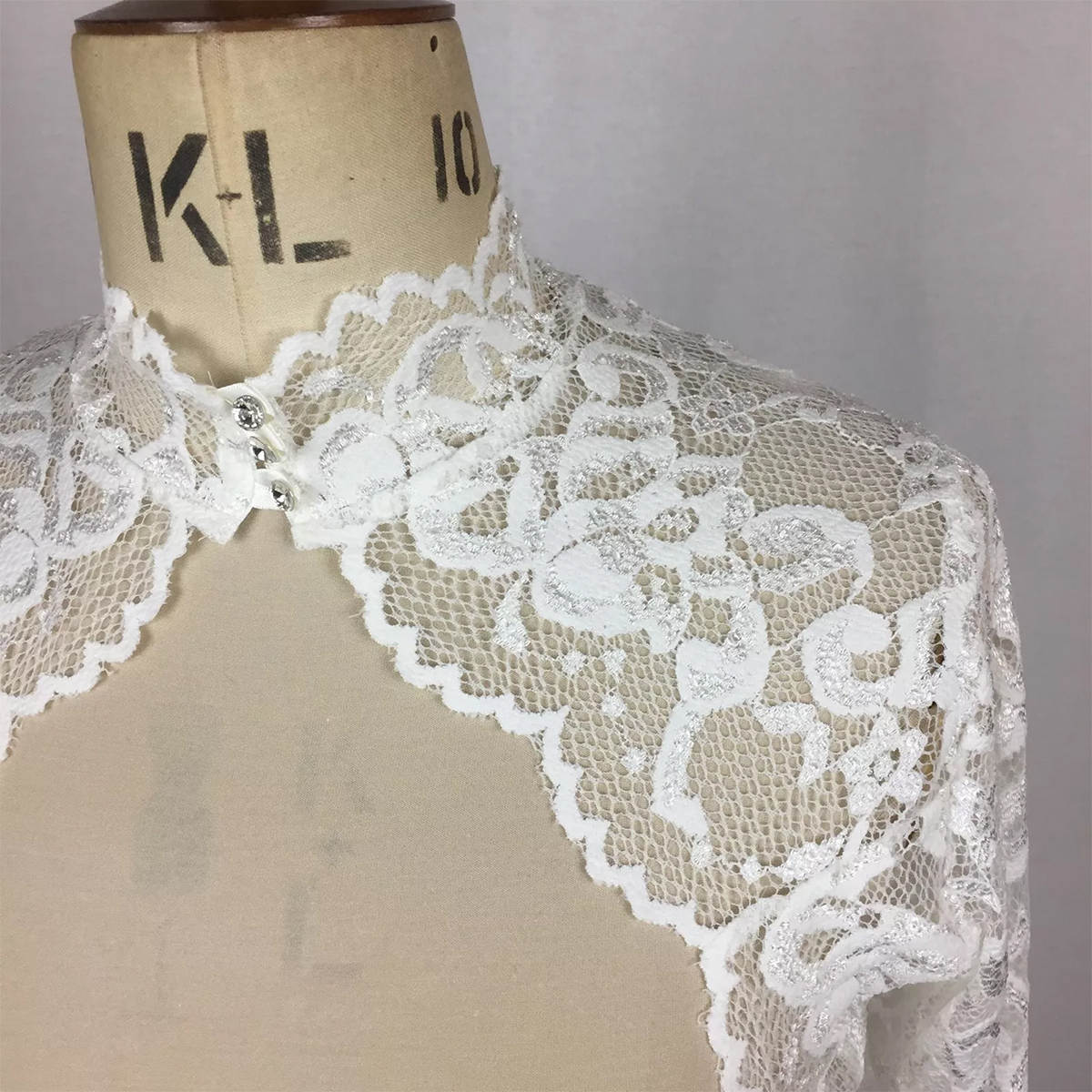 Bridal Wedding Capes Jacket Lace Appliques Bride Wraps Wedding Cloak With Arm Hole Long Sleeve Wedding Accessories