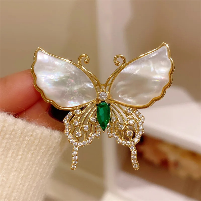 Elegant Shell Butterfly Brooch for Women and Men Suit Pins Evening Party Jewelry Birthday Mothers Day Gift 240701