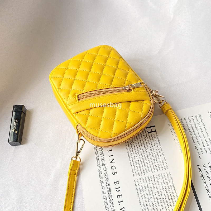 A niche design for a new fashionable and trendy bag diamond shaped bag a Korean version of a fashionable mini crossbody bag for women's one shoul
