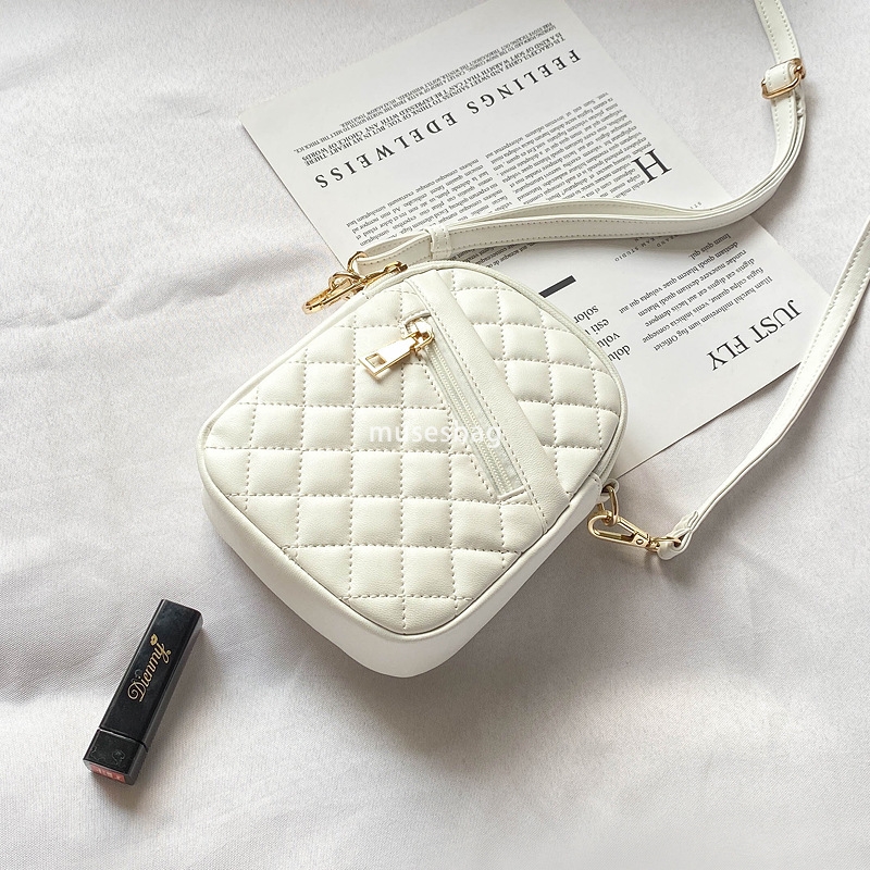 A niche design for a new fashionable and trendy bag diamond shaped bag a Korean version of a fashionable mini crossbody bag for women's one shoul