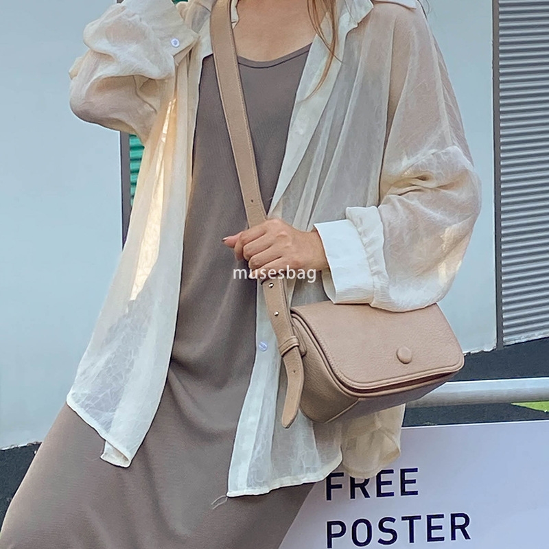 Street trend, high-quality new high-capacity shoulder bag female niche design crossbody bag simple and atmospheric handbag