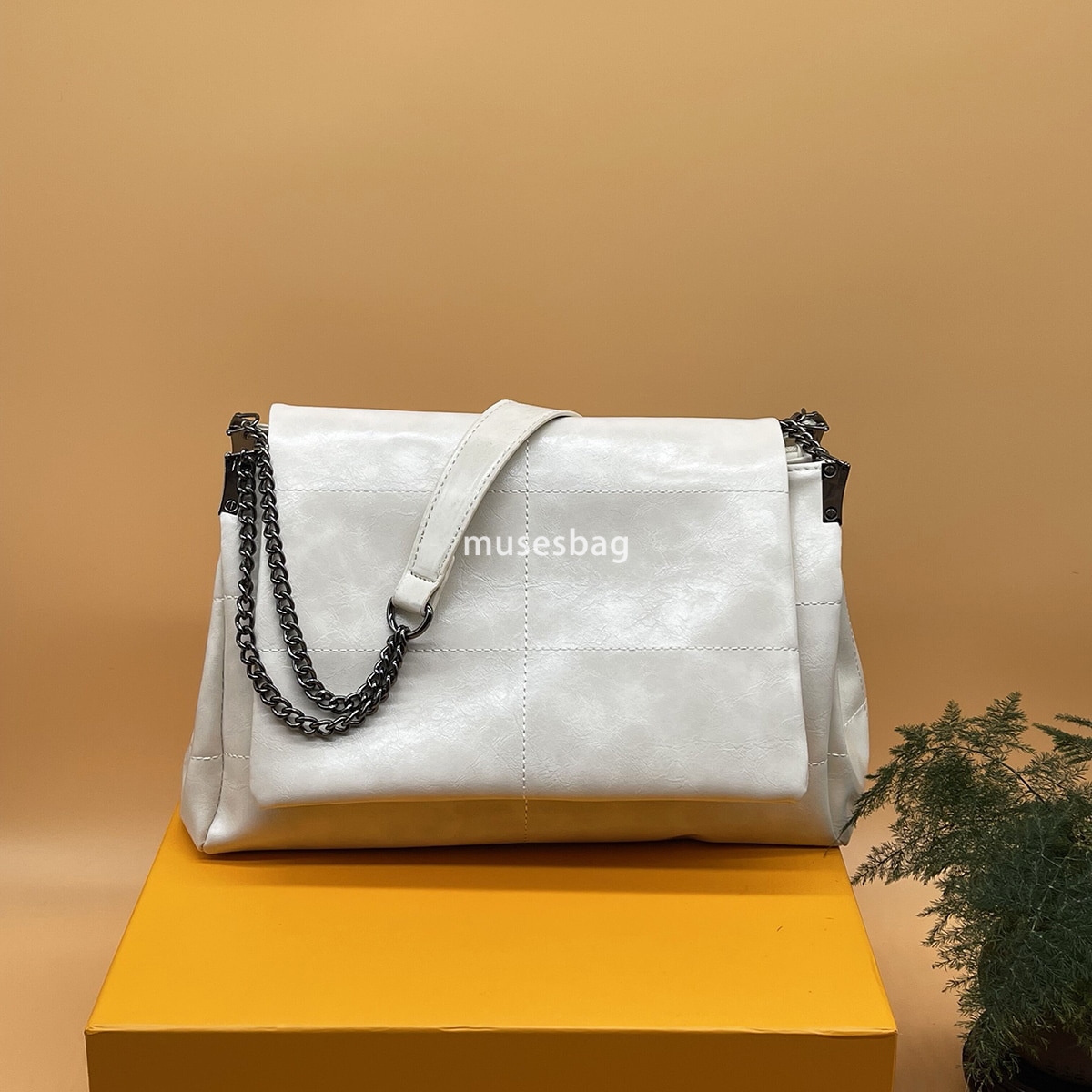Fashionable and trendy niche design bag for women's new trendy black rock style flip bag chain strip single shoulder crossbody wandering bag