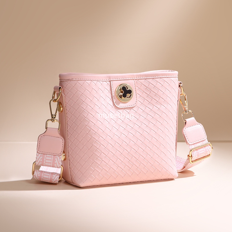 Women's bag new woven lock buckle bucket bag, women's urban minimalist and atmospheric underarm bag fashionable and large capacity single sh