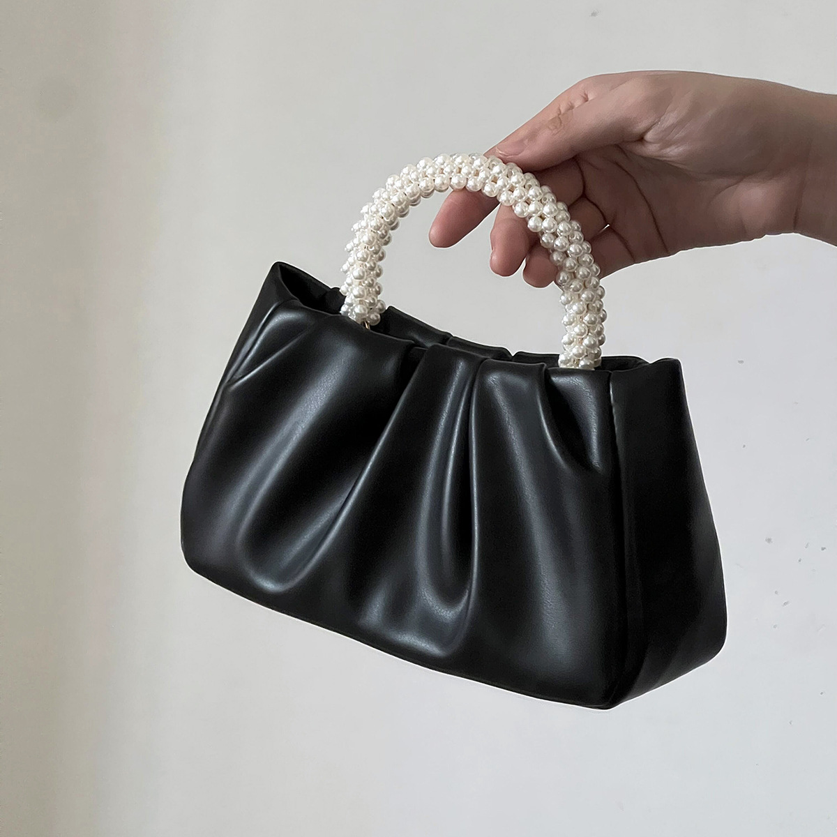 Urban minimalist and niche design spring and summer new fashionable and versatile texture pearl wrinkles clouds pearl light sweet pink handbag banquet