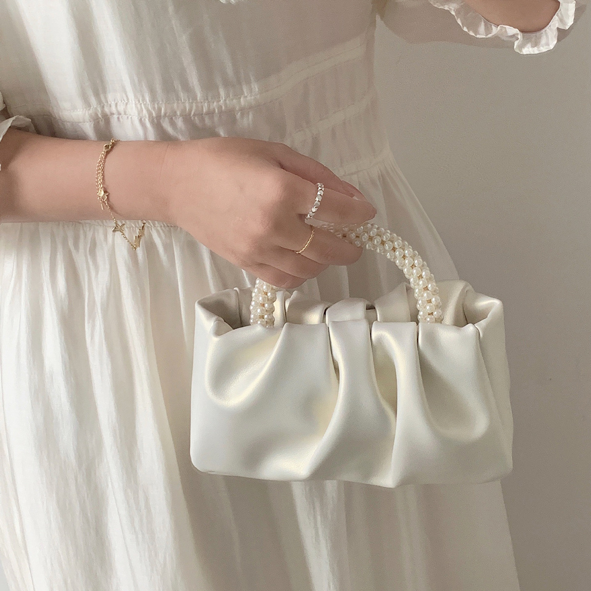 Urban minimalist and niche design spring and summer new fashionable and versatile texture pearl wrinkles clouds pearl light sweet pink handbag banquet