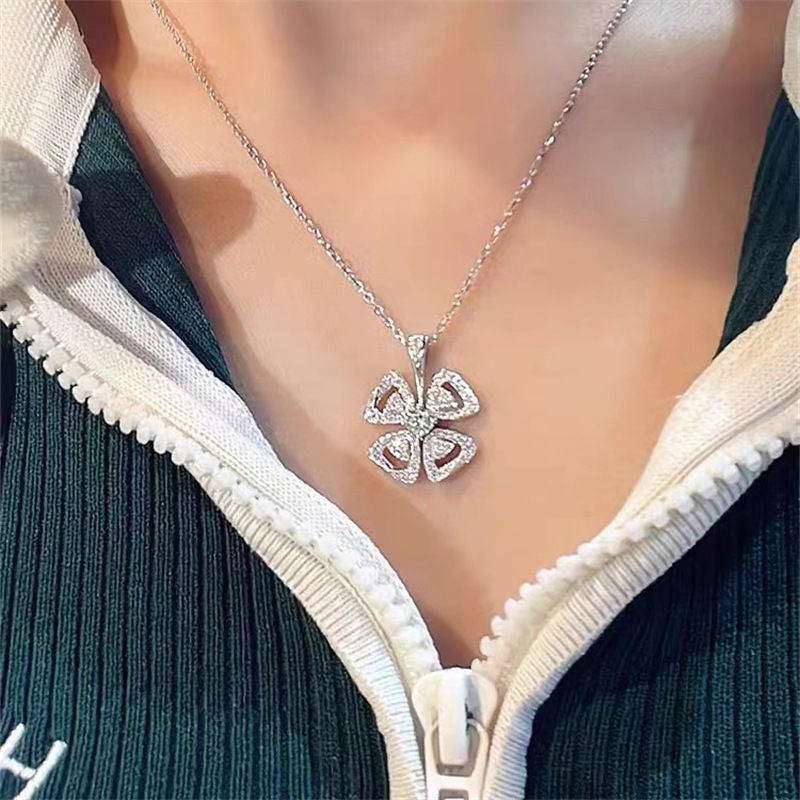 Sterg Sier wer Pendant Necklace: Elegant Women's Jewelry with White Topaz & CZ Dias