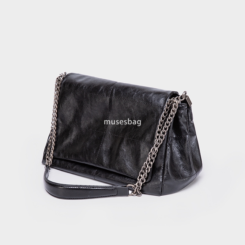 Fashionable and trendy niche design bag for women's new trendy black rock style flip bag chain strip single shoulder crossbody wandering bag