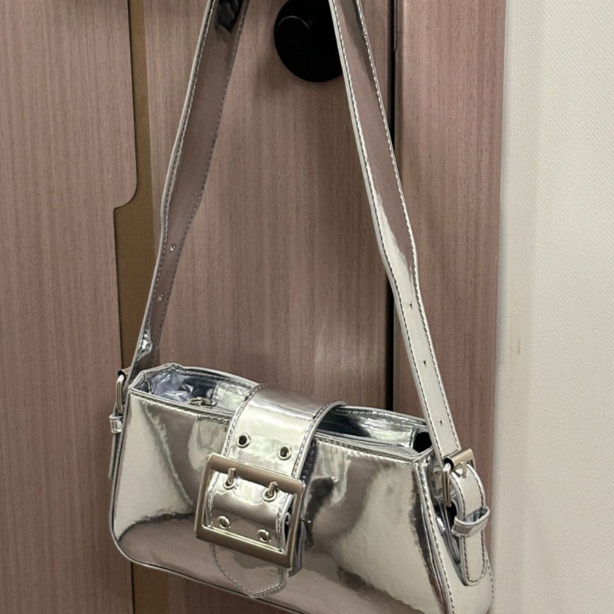 Trendy and fashionable handheld patent leather silver sweet and cool spicy girl style bag new niche design pink motorcycle underarm bag for women