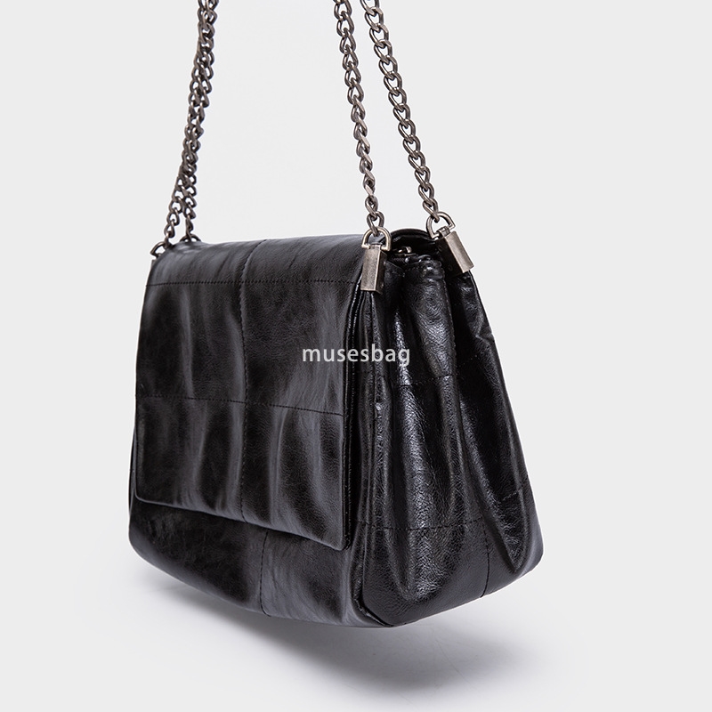 Fashionable and trendy niche design bag for women's new trendy black rock style flip bag chain strip single shoulder crossbody wandering bag