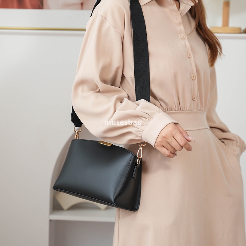 Urban niche design bag women's new wide shoulder strap high-end feel shell bag simple and large capacity one shoulder crossbody bag trendy
