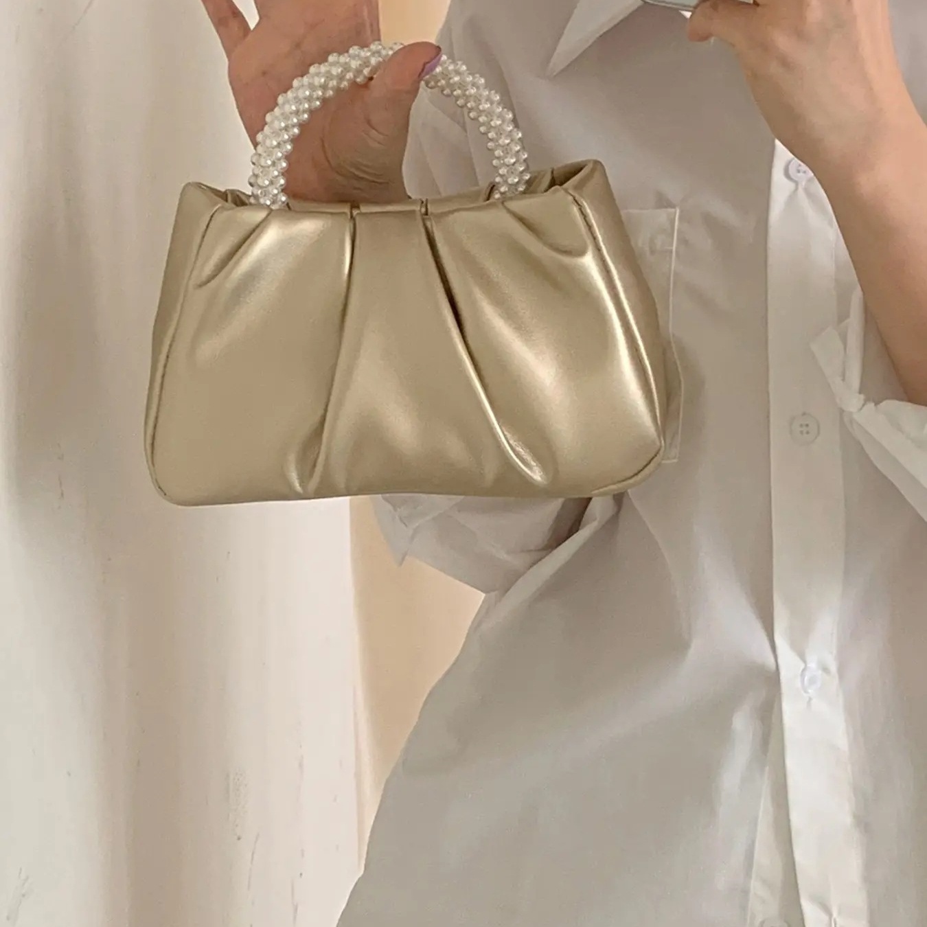 Urban minimalist and niche design spring and summer new fashionable and versatile texture pearl wrinkles clouds pearl light sweet pink handbag banquet