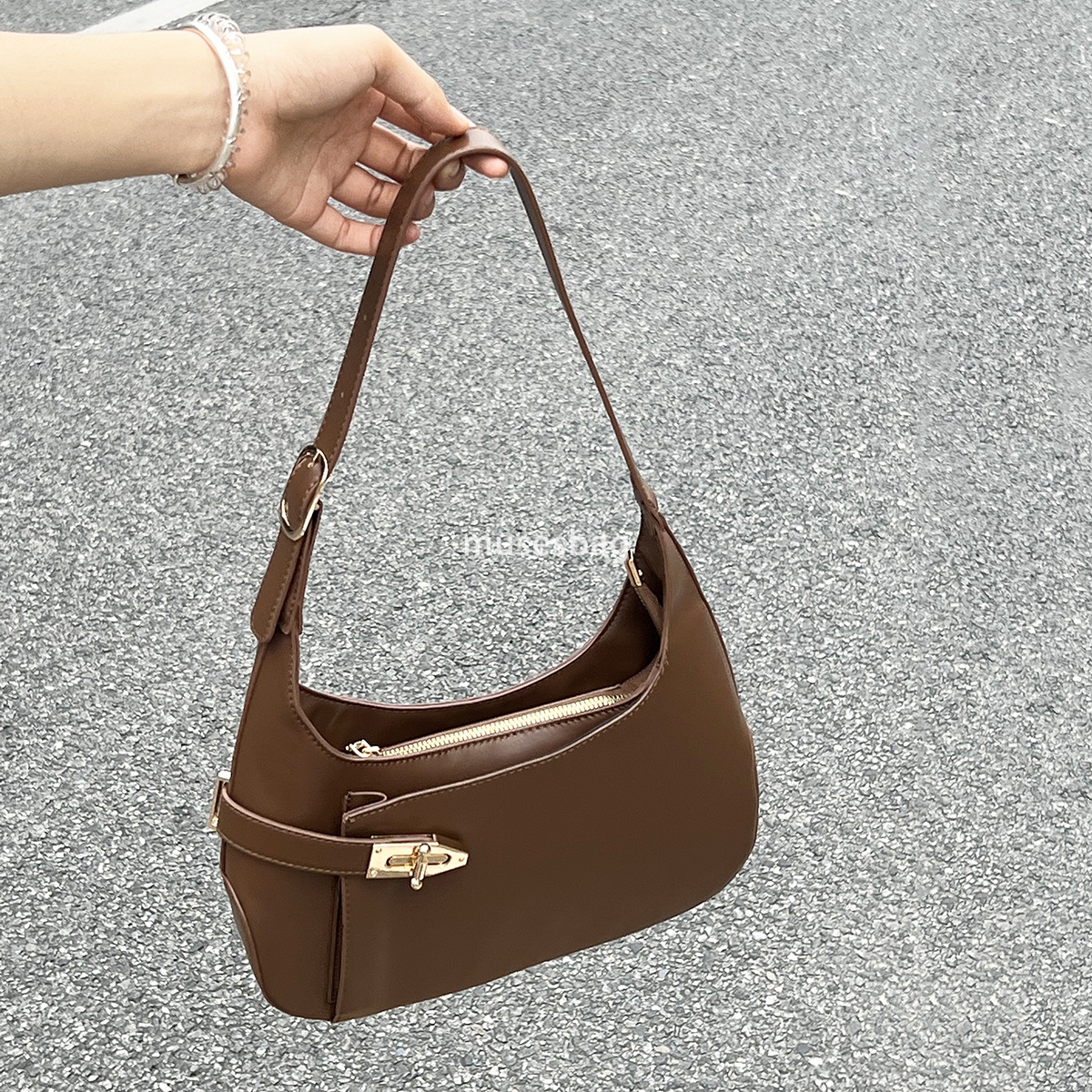 Trendy and fashionable niche design simple and atmospheric Summer new underarm bag with versatile temperament Single shoulder bag black handbag