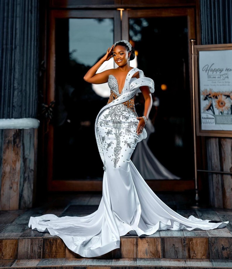 2024 Arabic Aso Ebi Plus Size White Mermaid Wedding Dresses Beaded Crystals Satin Stylish Bridal Gowns Dress
