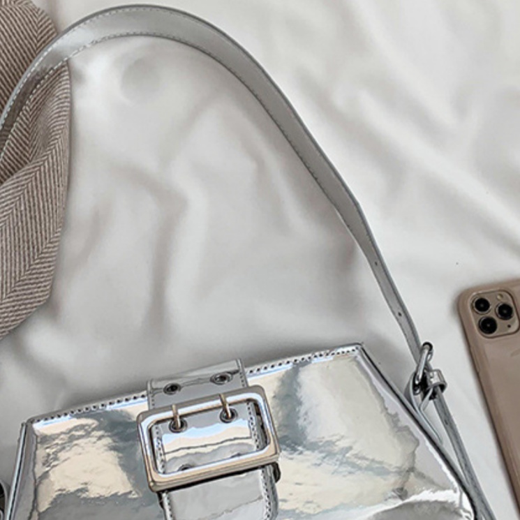 Fashionable and trendy niche design portable patent leather silver sweet and cool spicy girl style bag new niche design pink locomotive underarm bag
