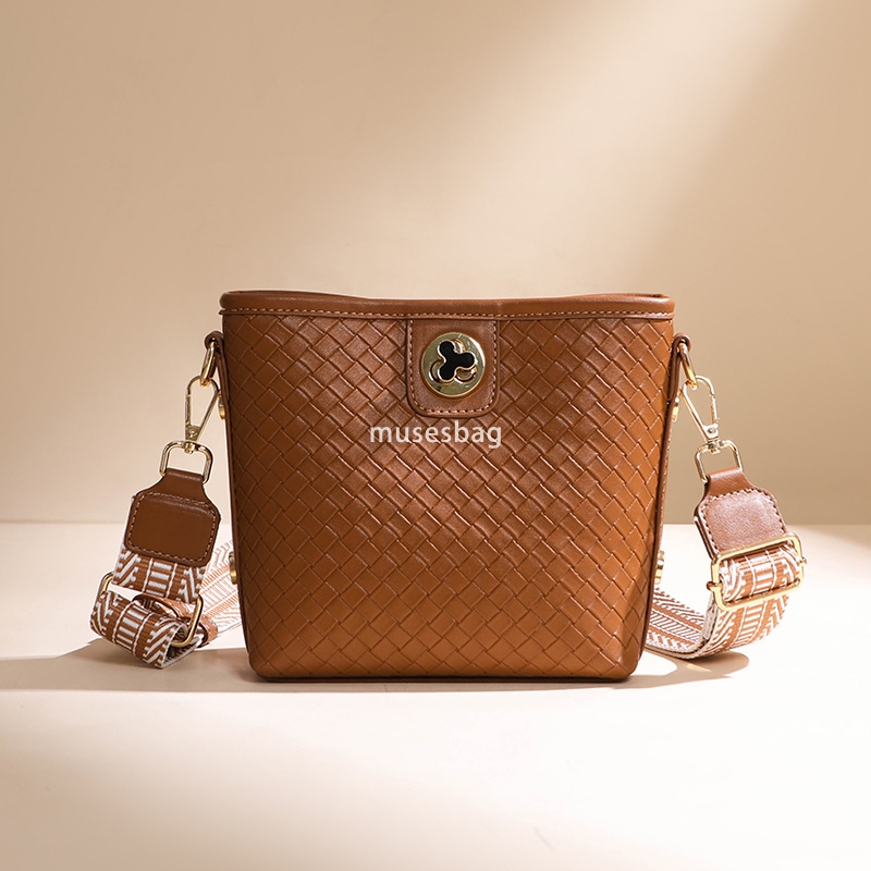 Women's bag new woven lock buckle bucket bag, women's urban minimalist and atmospheric underarm bag fashionable and large capacity single sh