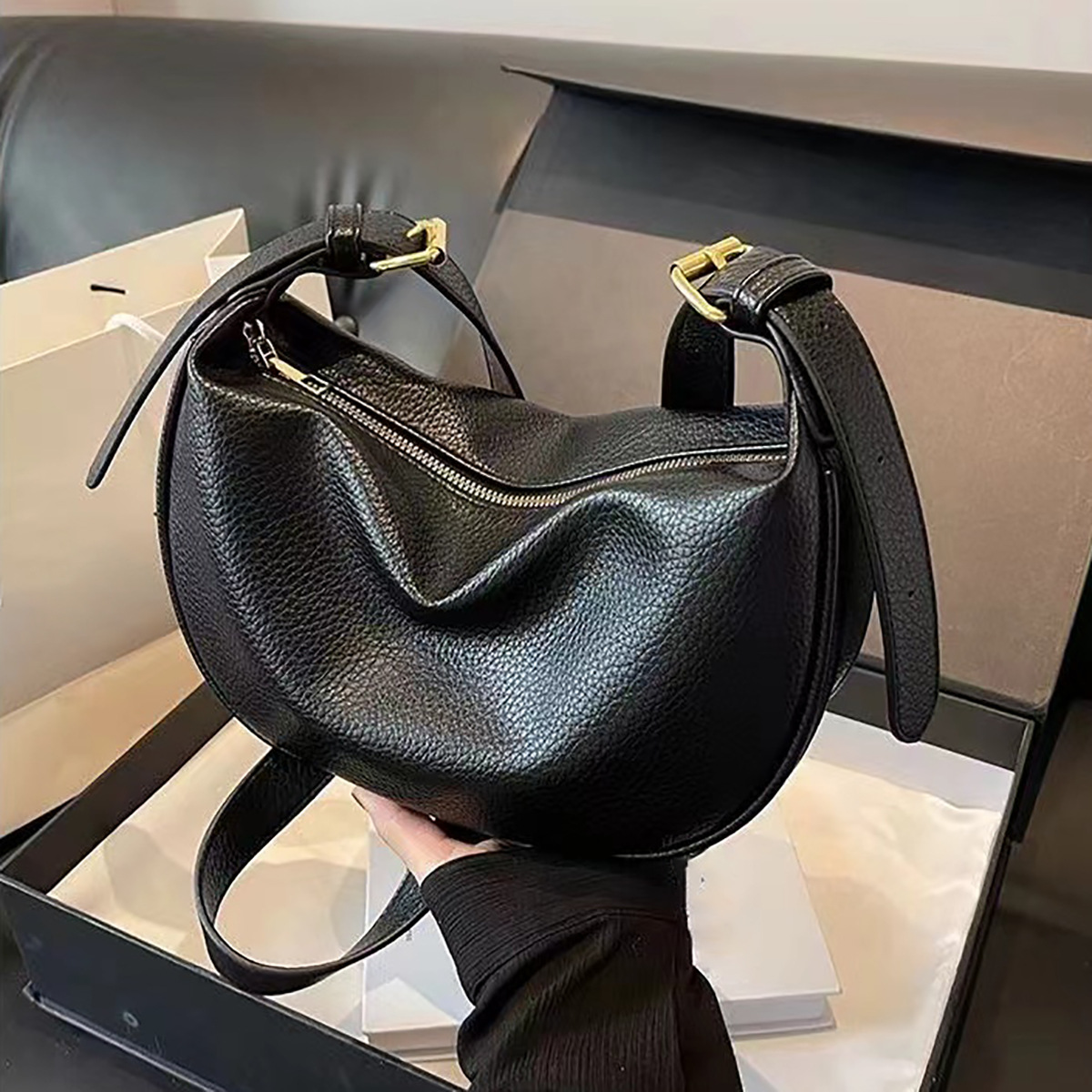 High quality, fashionable and fashionable high-end feeling bag for women new niche and versatile large capacity dumpling bag solid color crossbody bag