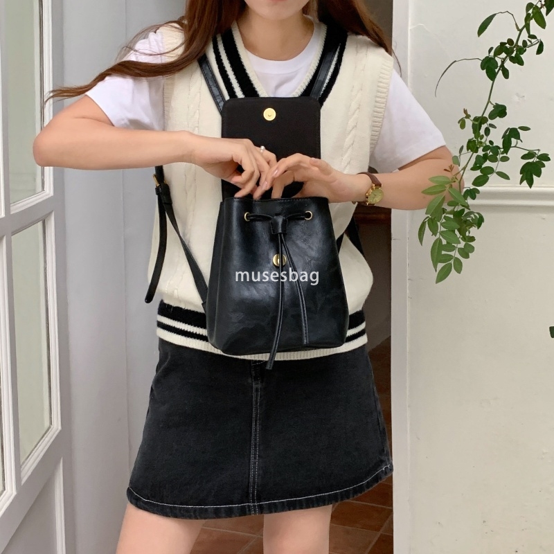 Designer's temperament classic retro fashion backpack Korean version Instagram high-end and lightweight student casual and versatile backpack for