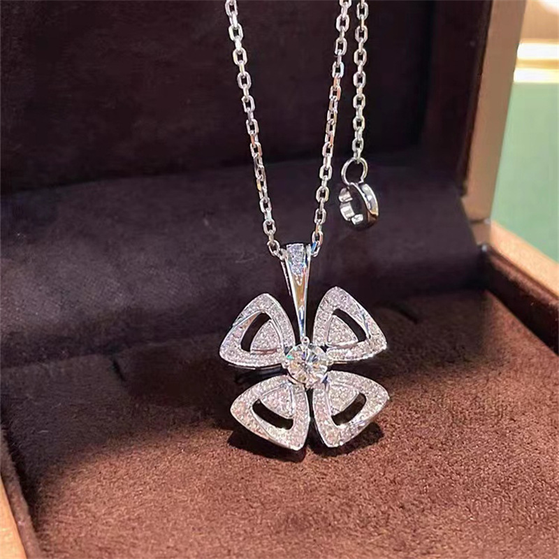 Sterg Sier wer Pendant Necklace: Elegant Women's Jewelry with White Topaz & CZ Dias