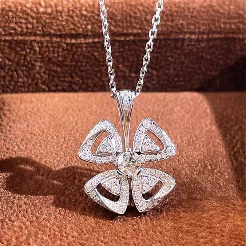 Sterg Sier wer Pendant Necklace: Elegant Women's Jewelry with White Topaz & CZ Dias