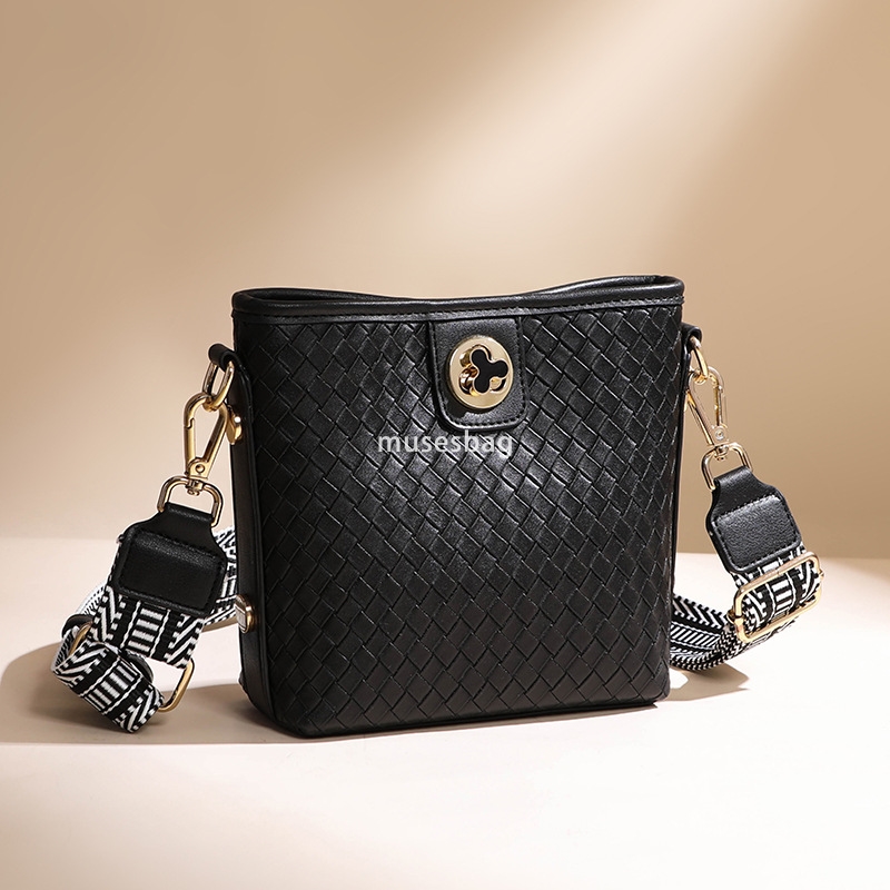 Women's bag new woven lock buckle bucket bag, women's urban minimalist and atmospheric underarm bag fashionable and large capacity single sh