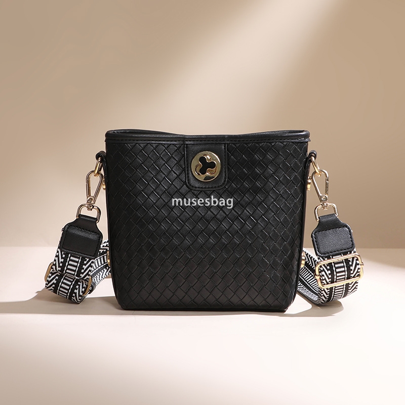 Women's bag new woven lock buckle bucket bag, women's urban minimalist and atmospheric underarm bag fashionable and large capacity single sh