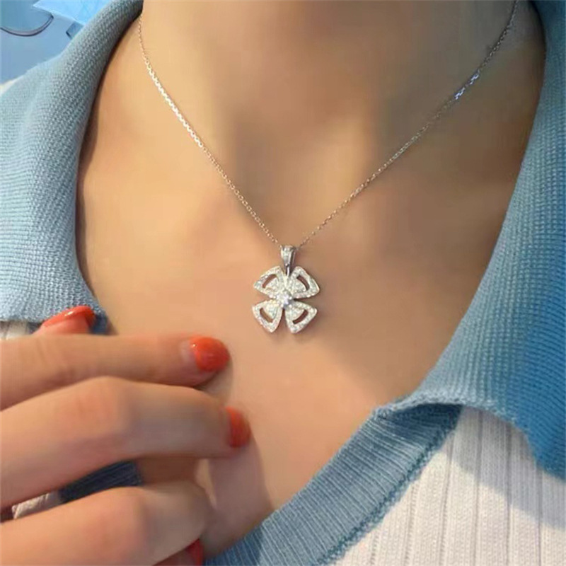 Sterg Sier wer Pendant Necklace: Elegant Women's Jewelry with White Topaz & CZ Dias