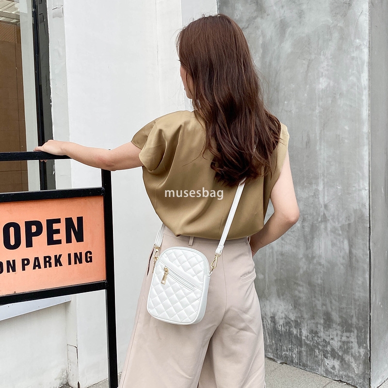 A niche design for a new fashionable and trendy bag diamond shaped bag a Korean version of a fashionable mini crossbody bag for women's one shoul