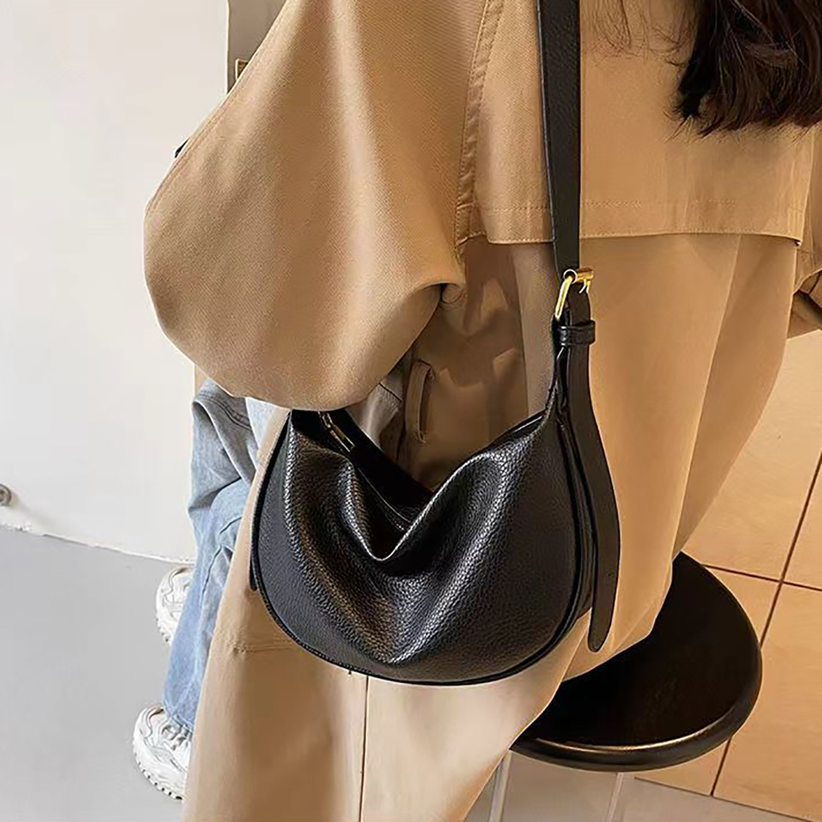 High quality, fashionable and fashionable high-end feeling bag for women new niche and versatile large capacity dumpling bag solid color crossbody bag