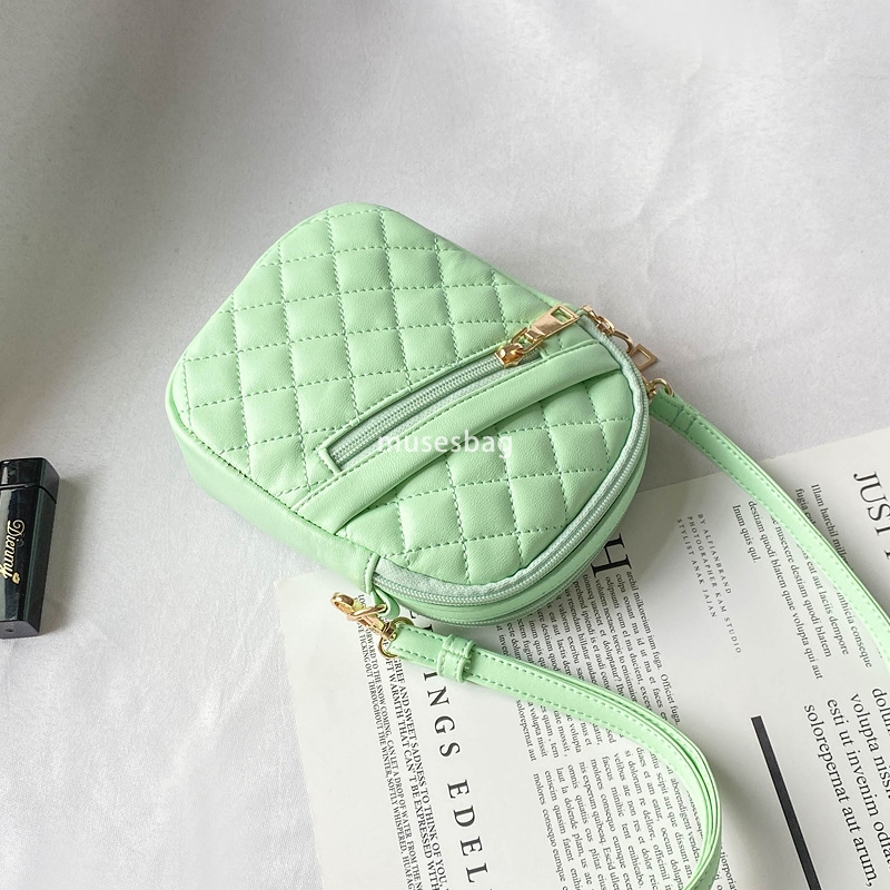 A niche design for a new fashionable and trendy bag diamond shaped bag a Korean version of a fashionable mini crossbody bag for women's one shoul