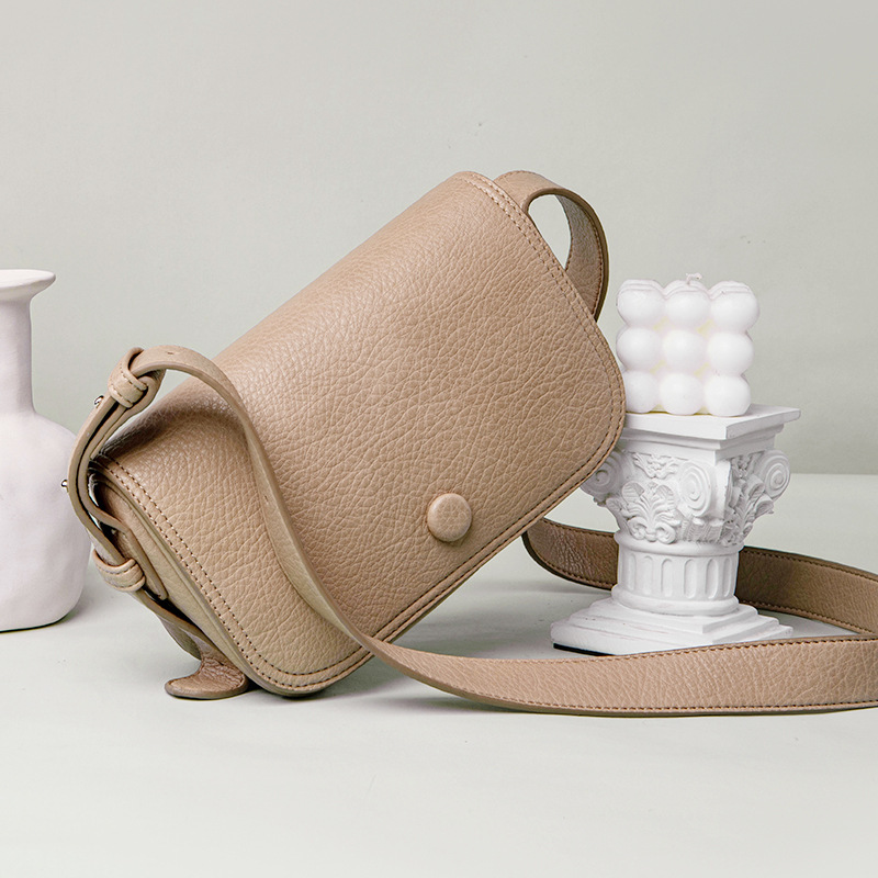 Street trend, high-quality new high-capacity shoulder bag female niche design crossbody bag simple and atmospheric handbag