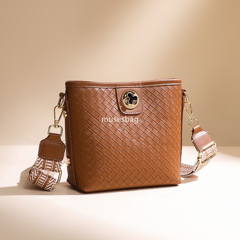 Women's bag new woven lock buckle bucket bag, women's urban minimalist and atmospheric underarm bag fashionable and large capacity single sh