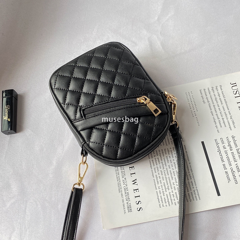 A niche design for a new fashionable and trendy bag diamond shaped bag a Korean version of a fashionable mini crossbody bag for women's one shoul