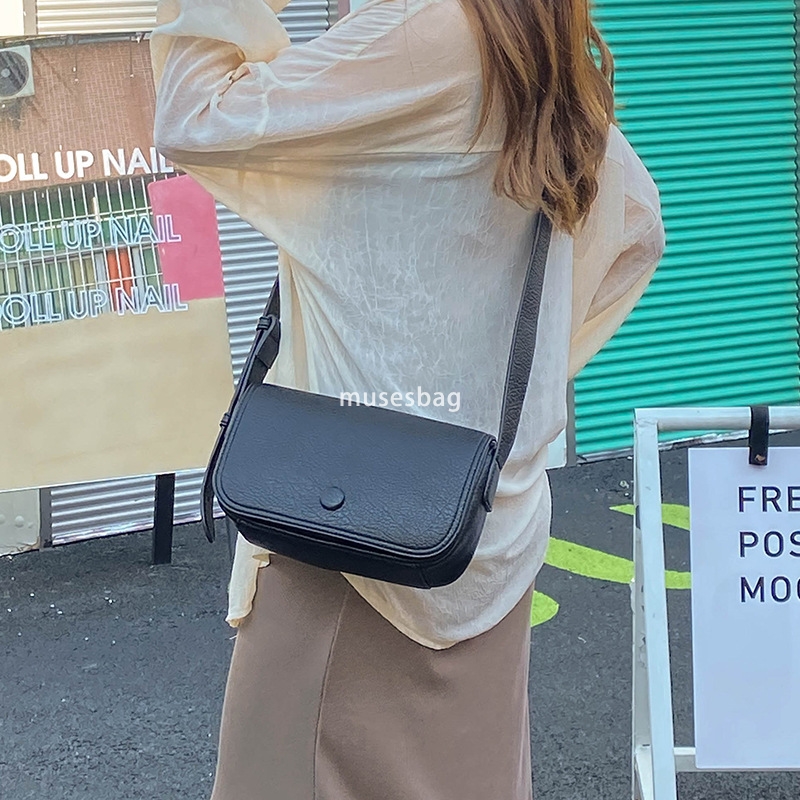 Street trend, high-quality new high-capacity shoulder bag female niche design crossbody bag simple and atmospheric handbag