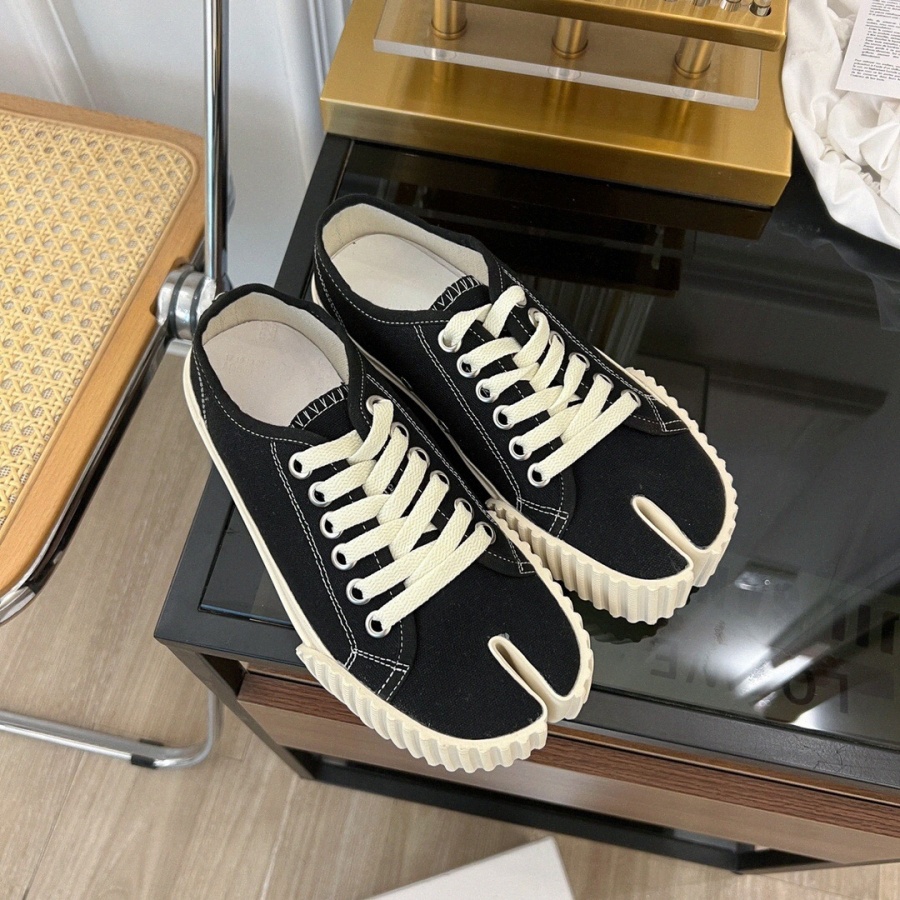Designer Tabi Casual shoes men women Split-toe shoes lace-up Black white brown Graffiti upper flat trainer Outdoor sneakers